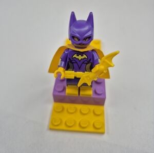 Lego Minifigure BatGirl w/Batarang